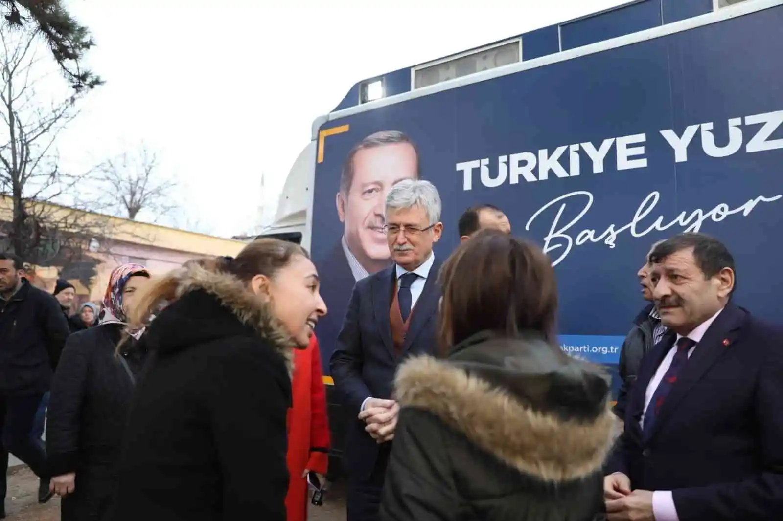 AK Nokta aracı, her gün yüzlerce yeni üye için yollara düşüyor