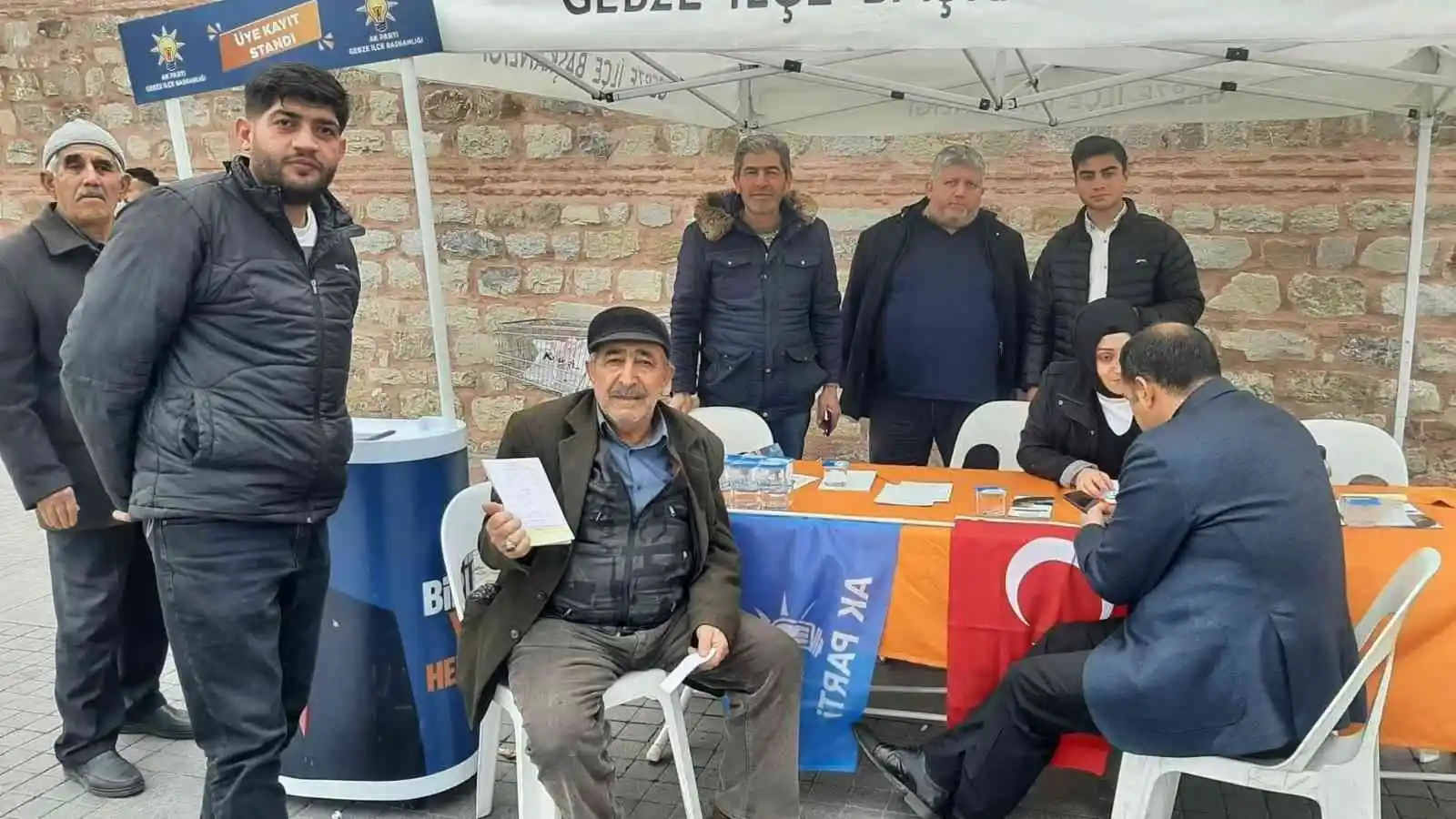 AK Nokta aracı, her gün yüzlerce yeni üye için yollara düşüyor