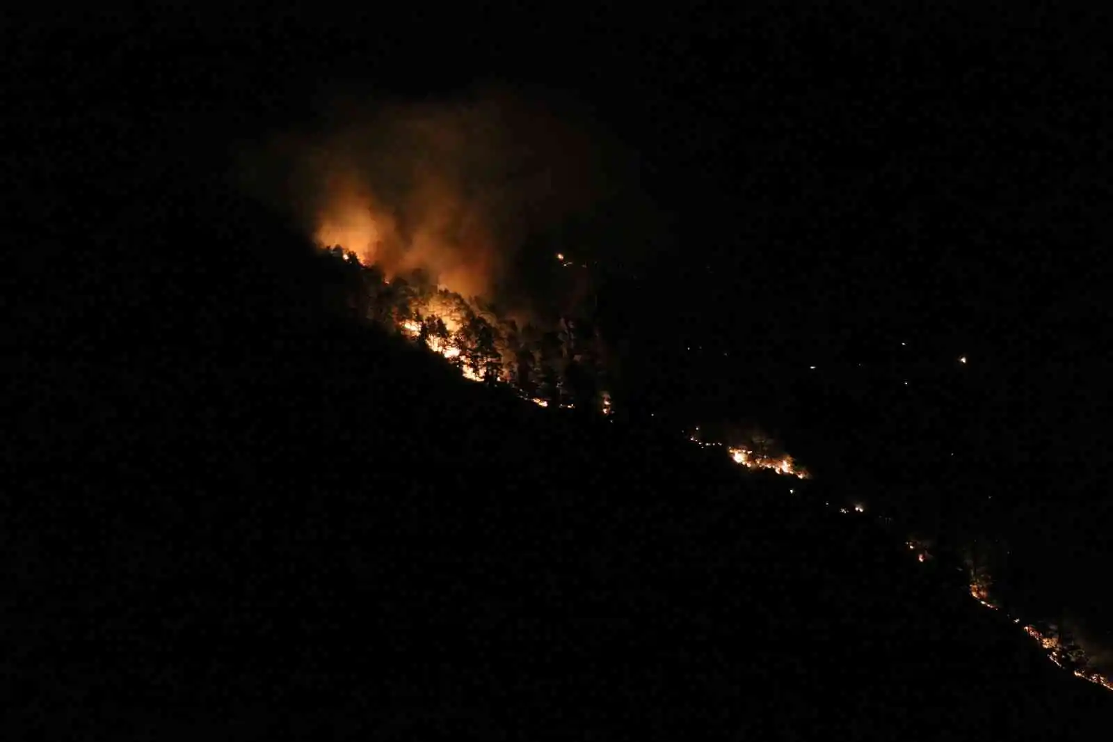 Alanya’daki orman yangınına yakın yerleşim yeri boşaltıldı