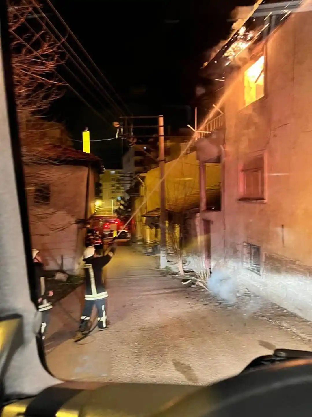 Alevlere teslim olan ev kullanılmaz hale geldi
