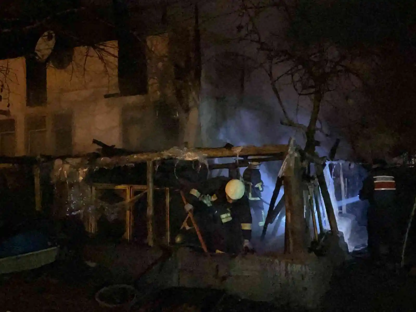 Alevlere teslim olan ev ve kümes küle döndü, 45 küçükbaş hayvan telef oldu