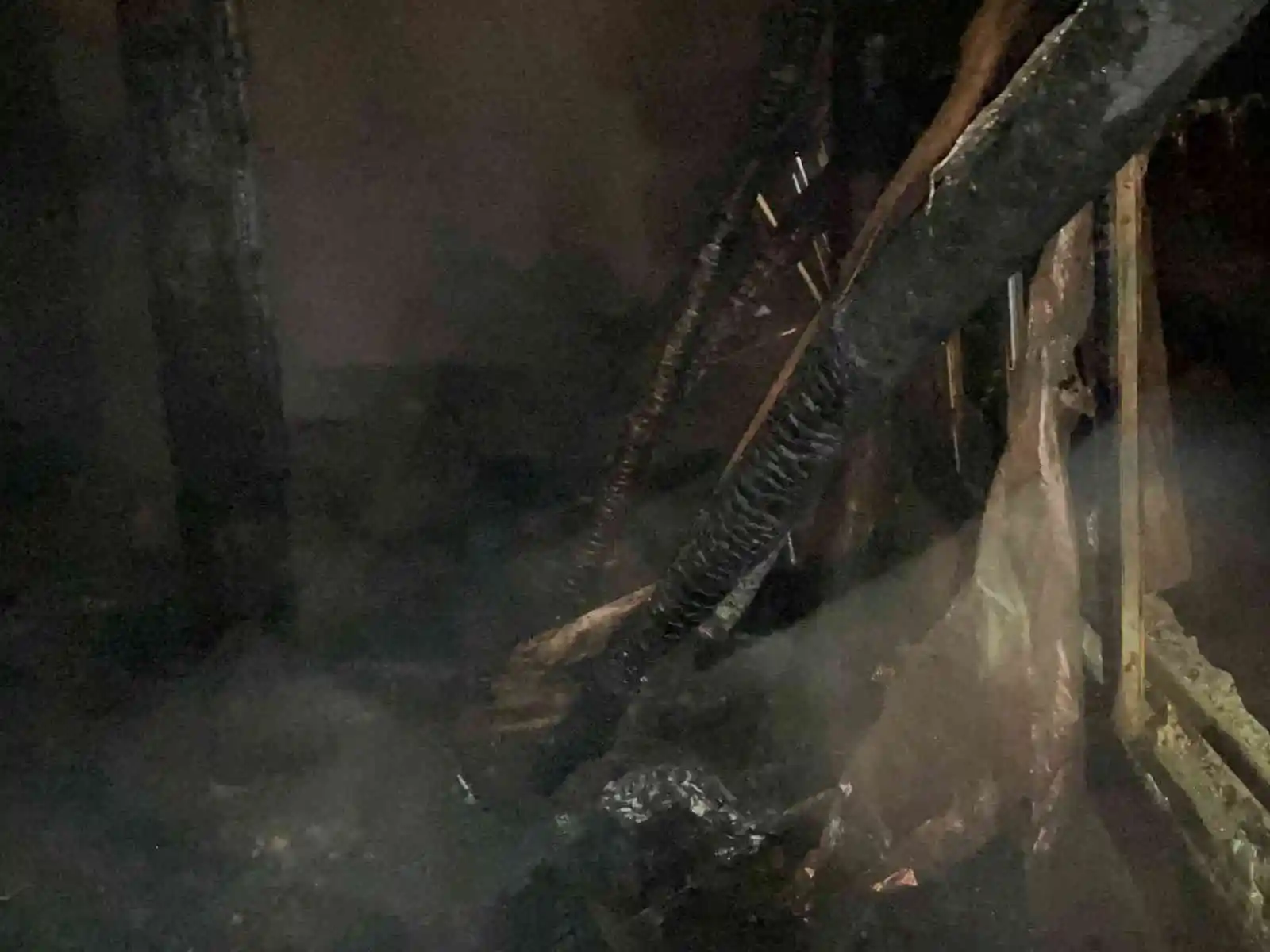 Alevlere teslim olan ev ve kümes küle döndü, 45 küçükbaş hayvan telef oldu