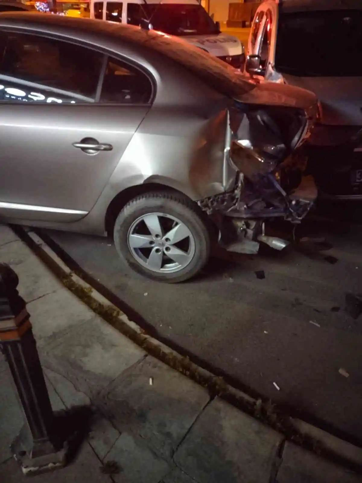 Alkollü sürücü park halindeki 3 araca çarptı
