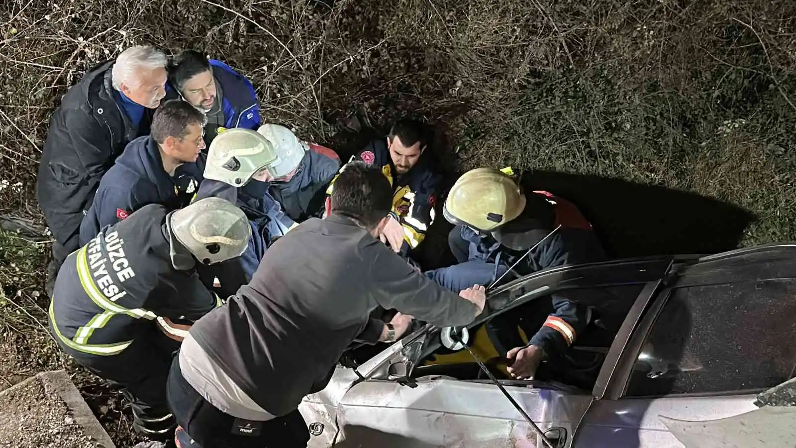 Alkollü taksici dehşet saçtı: İki otomobilin köprüden uçtuğu kazada 2’si ağır 5 kişi yaralandı