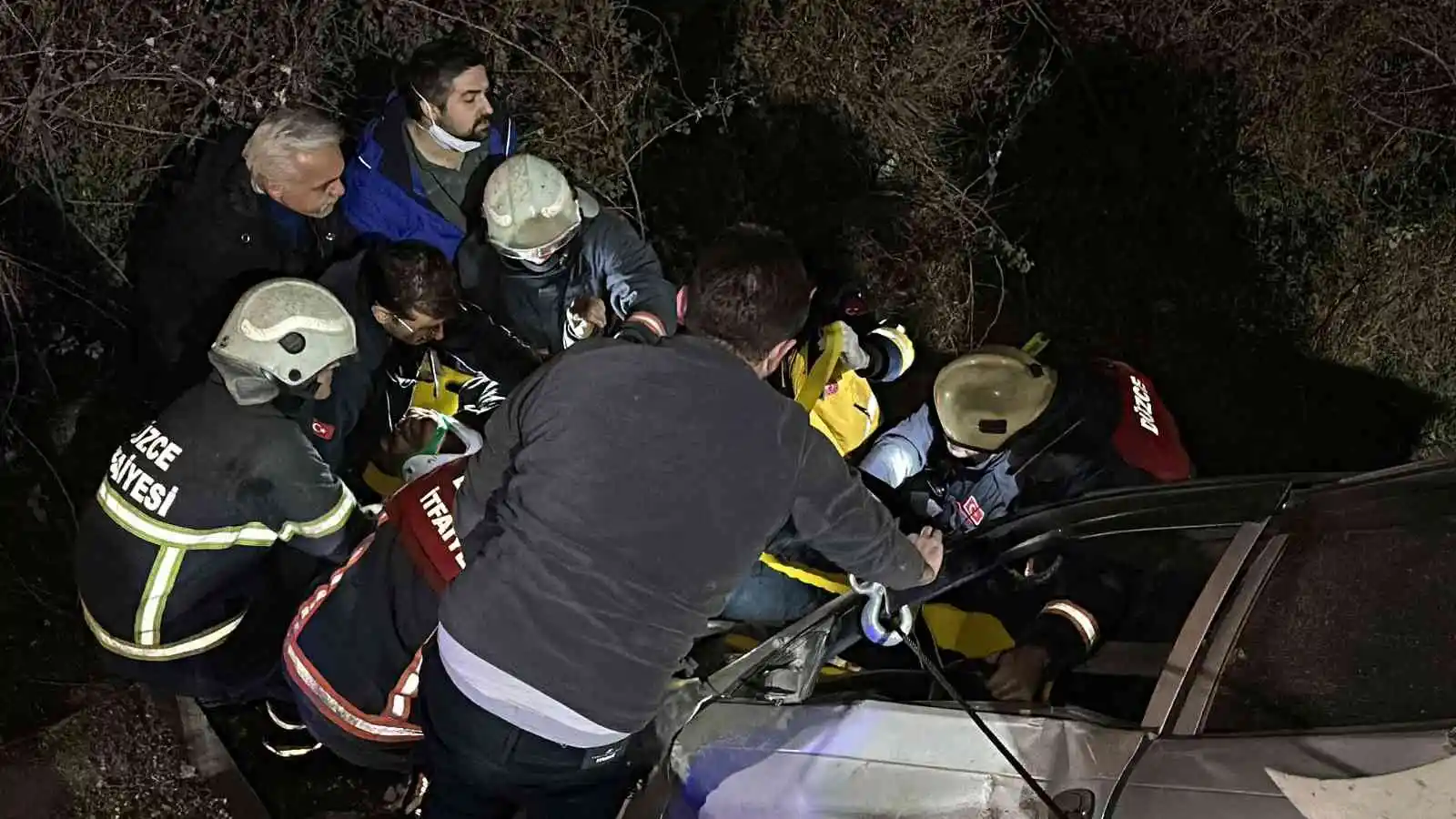Alkollü taksici dehşet saçtı: İki otomobilin köprüden uçtuğu kazada 2’si ağır 5 kişi yaralandı