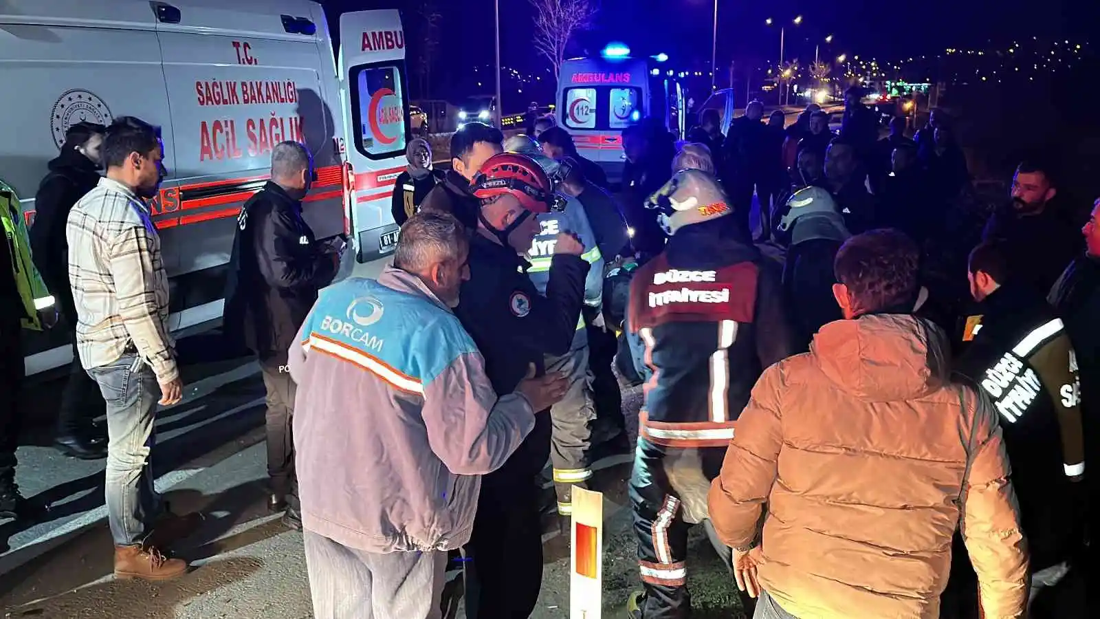 Alkollü taksici dehşet saçtı: İki otomobilin köprüden uçtuğu kazada 2’si ağır 5 kişi yaralandı