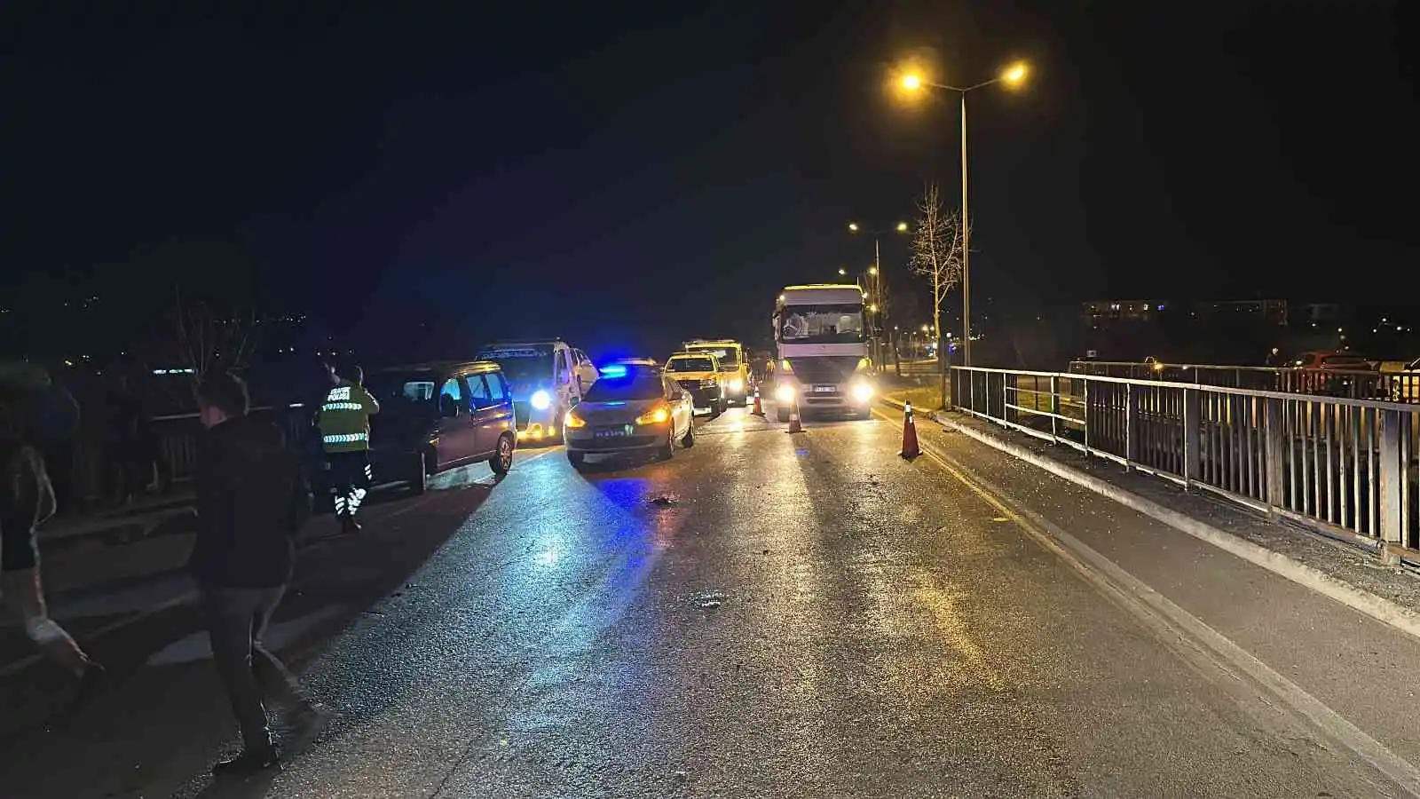 Alkollü taksici dehşet saçtı: İki otomobilin köprüden uçtuğu kazada 2’si ağır 5 kişi yaralandı