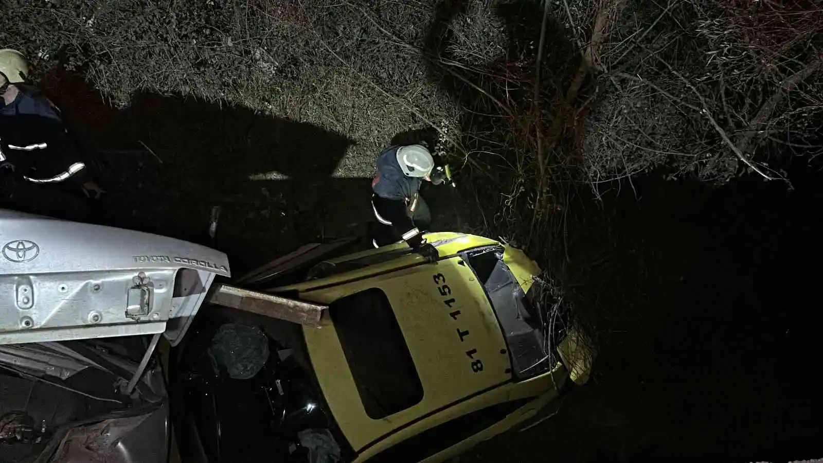 Alkollü taksici dehşet saçtı: İki otomobilin köprüden uçtuğu kazada 2’si ağır 5 kişi yaralandı