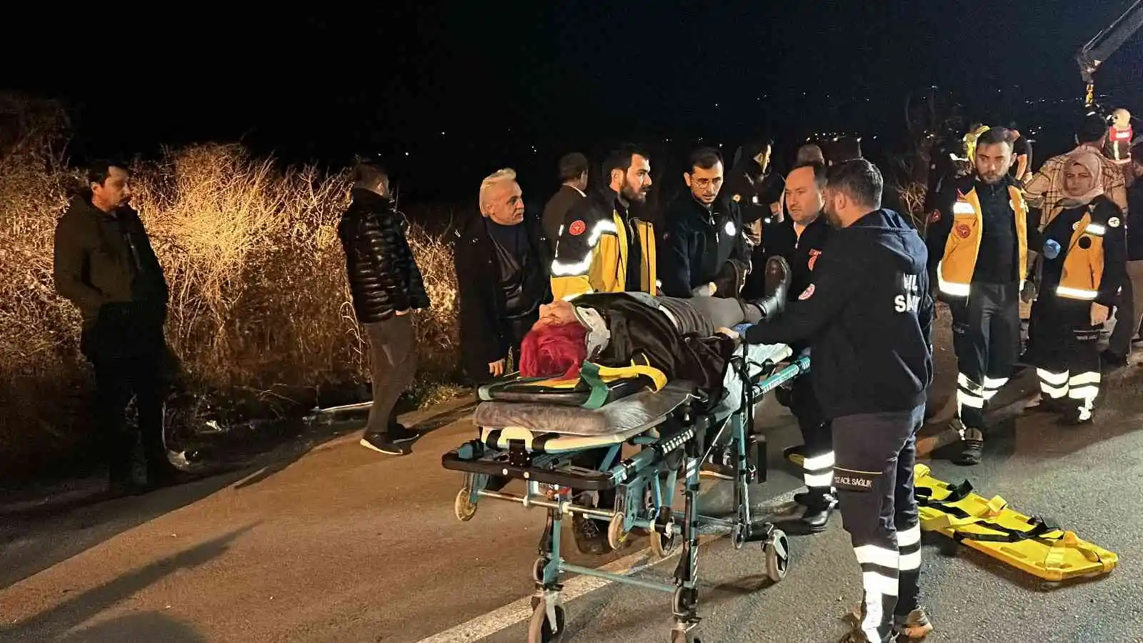 Alkollü taksici dehşet saçtı: İki otomobilin köprüden uçtuğu kazada 2’si ağır 5 kişi yaralandı