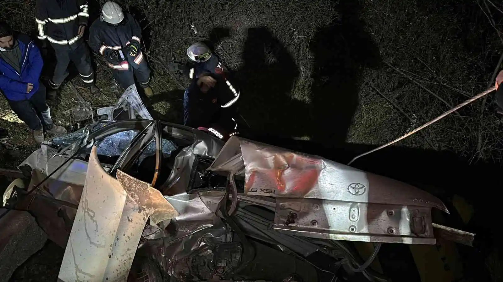 Alkollü taksici dehşet saçtı: İki otomobilin köprüden uçtuğu kazada 2’si ağır 5 kişi yaralandı