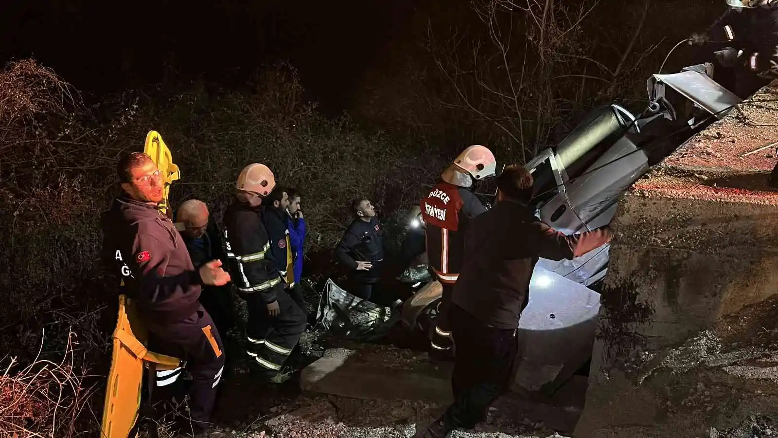 Alkollü taksici dehşet saçtı: İki otomobilin köprüden uçtuğu kazada 2’si ağır 5 kişi yaralandı