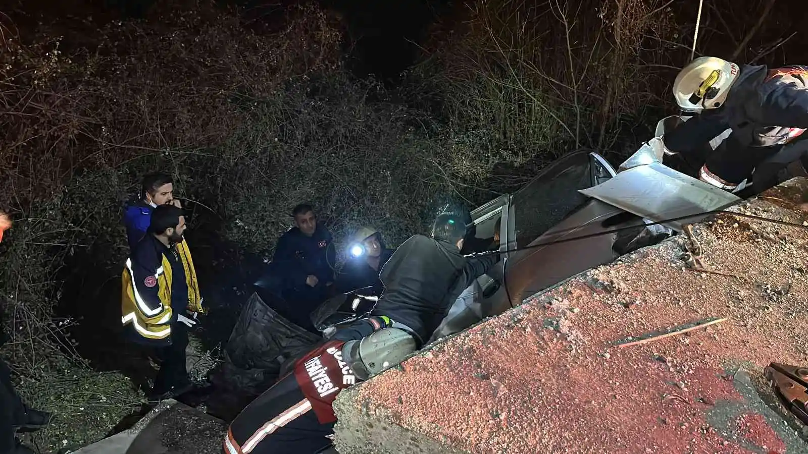 Alkollü taksici dehşet saçtı: İki otomobilin köprüden uçtuğu kazada 2’si ağır 5 kişi yaralandı