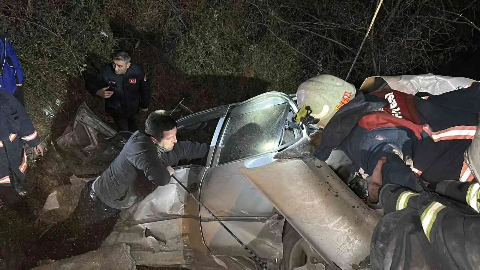 Alkollü taksici dehşet saçtı: İki otomobilin köprüden uçtuğu kazada 2’si ağır 5 kişi yaralandı