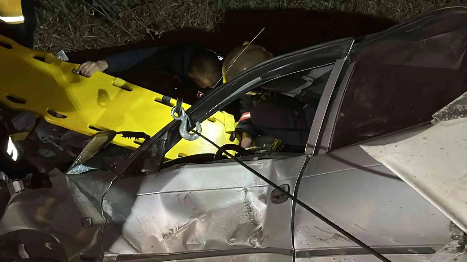 Alkollü taksici dehşet saçtı: İki otomobilin köprüden uçtuğu kazada 2’si ağır 5 kişi yaralandı