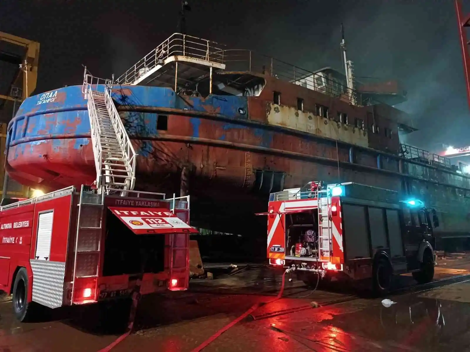 Altınova Tersaneler Bölgesi'nde gemi yangını: 3 kişi dumandan etkilendi