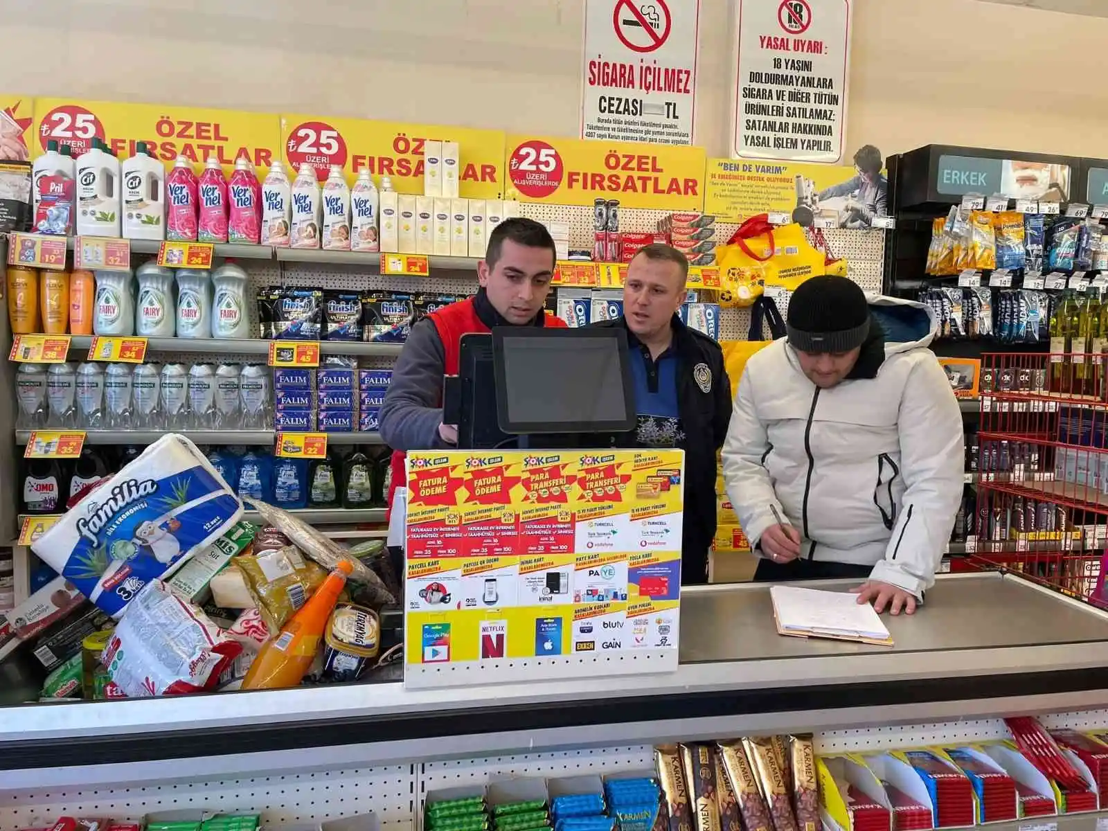 Altıntaş'ta marketlerde fiyat denetimi yapıldı