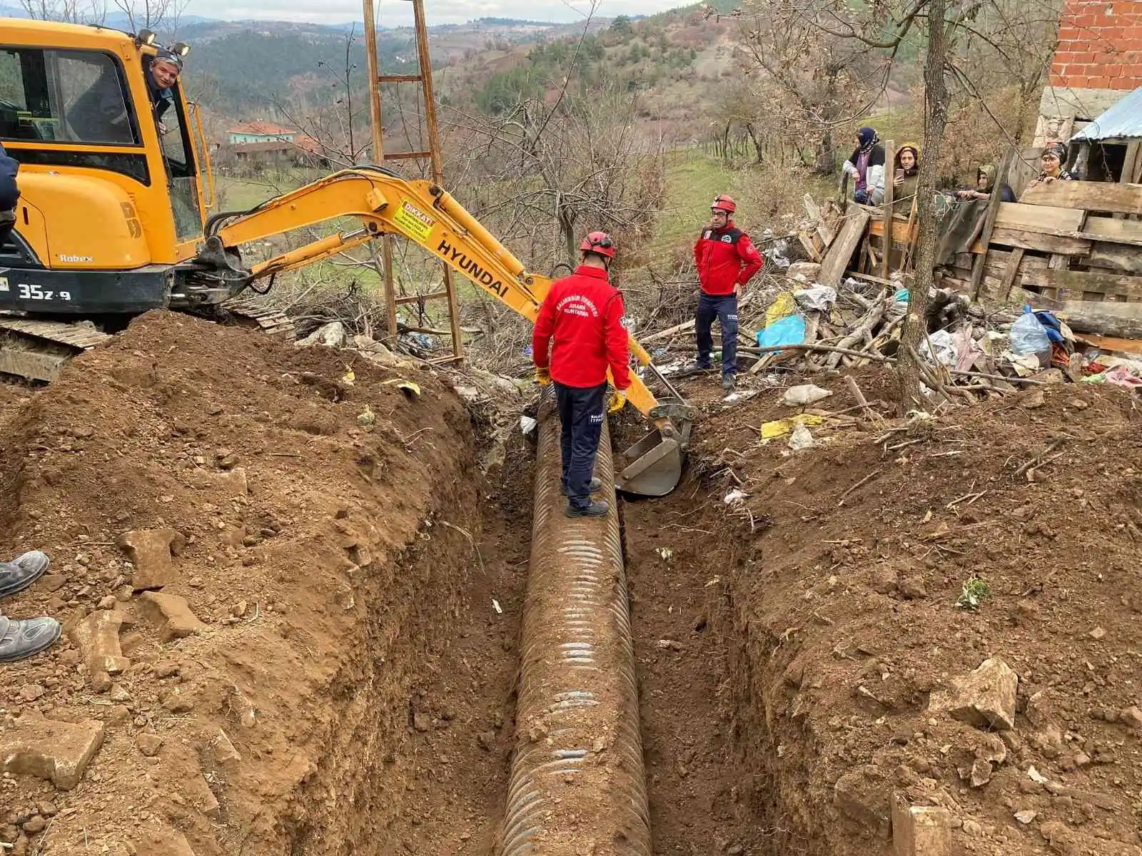 Altyapı borusuna sıkışan koyun kurtarıldı