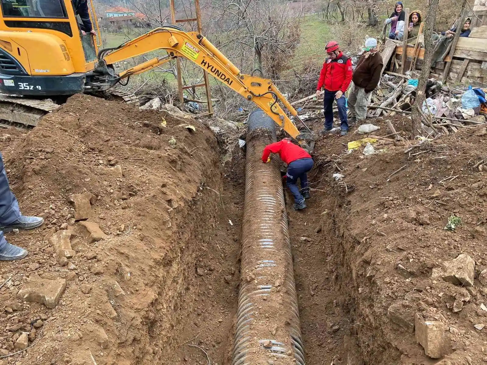 Altyapı borusuna sıkışan koyun kurtarıldı