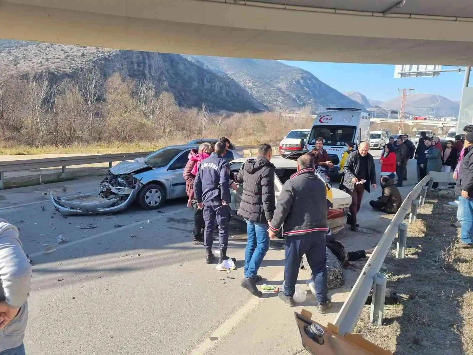 Amasya'da iki otomobil çarpıştı: 5 yaralı
