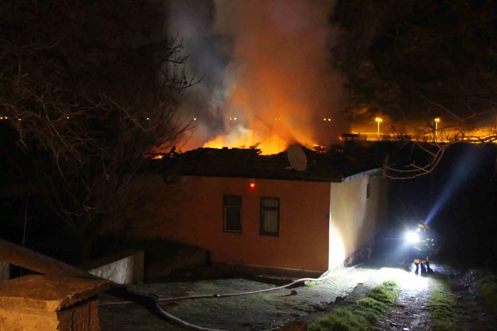 Amasya’da şömine bacasından çıkan kıvılcımlar yangına neden oldu