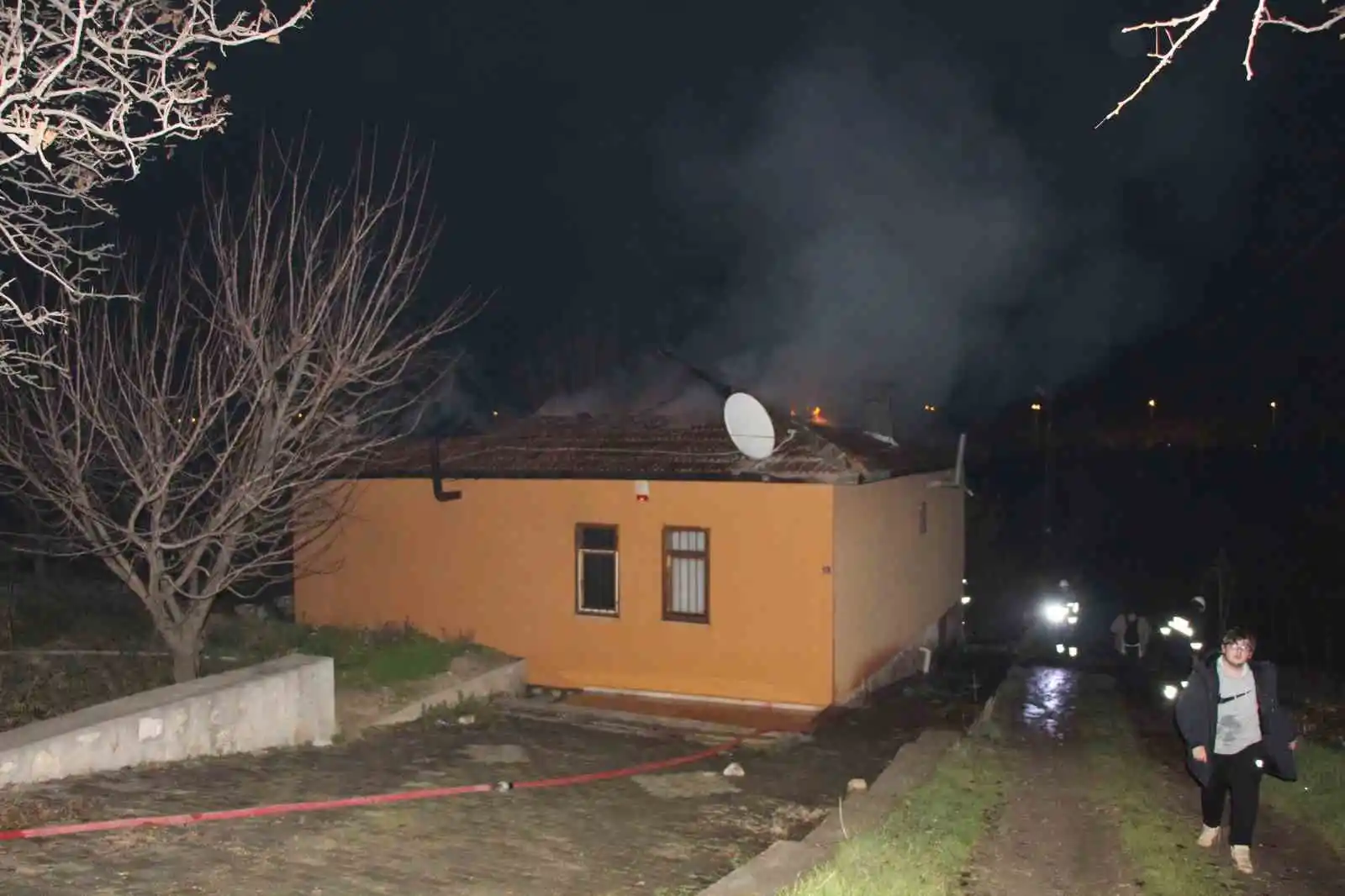 Amasya’da şömine bacasından çıkan kıvılcımlar yangına neden oldu