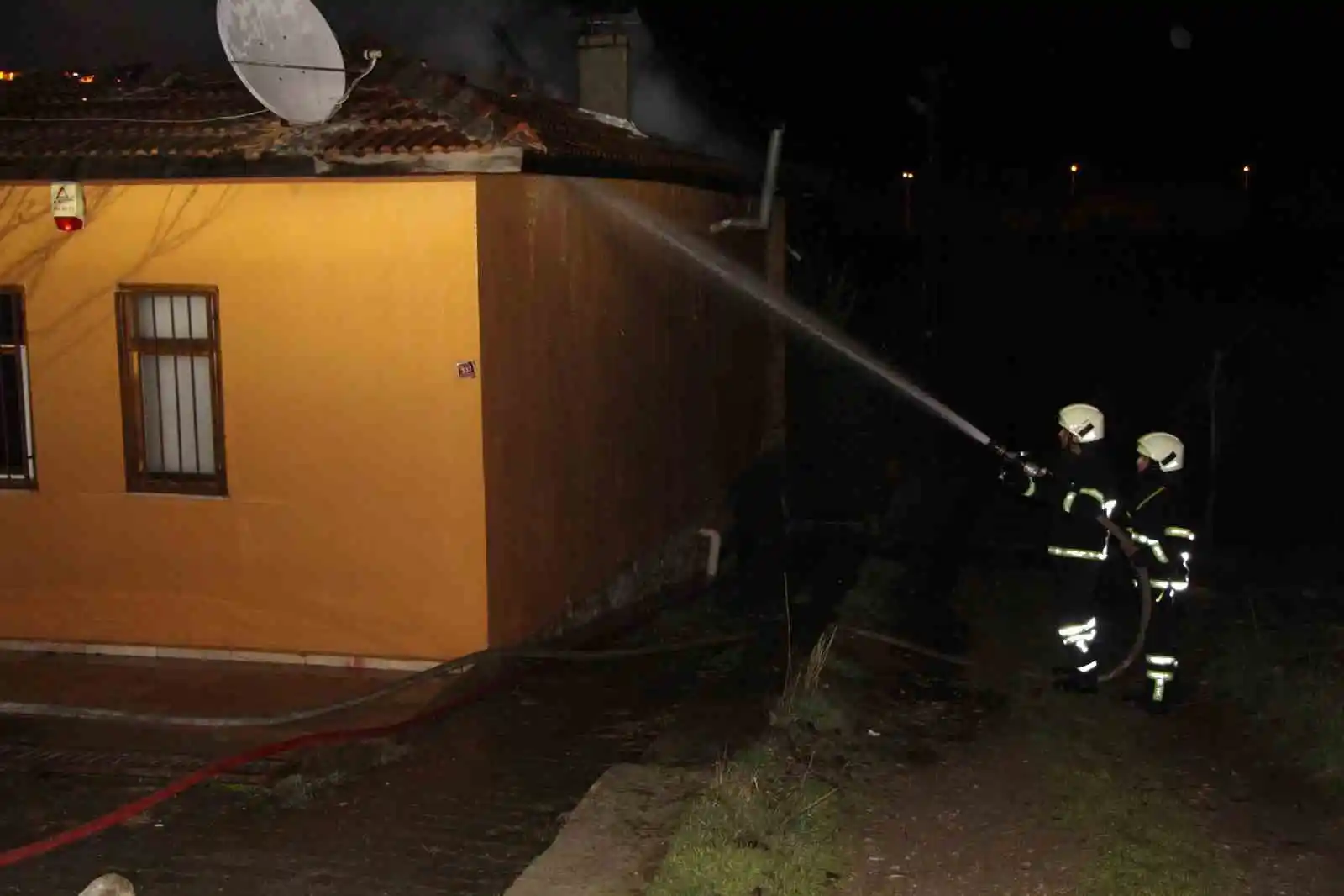 Amasya’da şömine bacasından çıkan kıvılcımlar yangına neden oldu