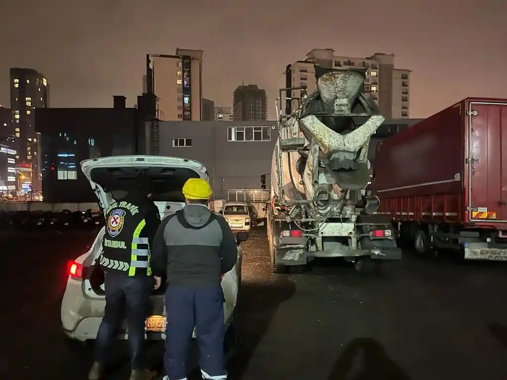 Ambulansa yol vermeyen beton mikser sürücüsü yakalandı
