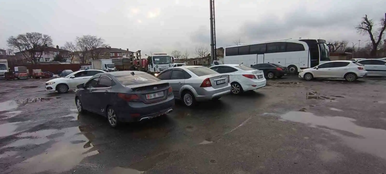 Ambulansa yol vermeyen konvoydaki araç sürücüleri yakalandı