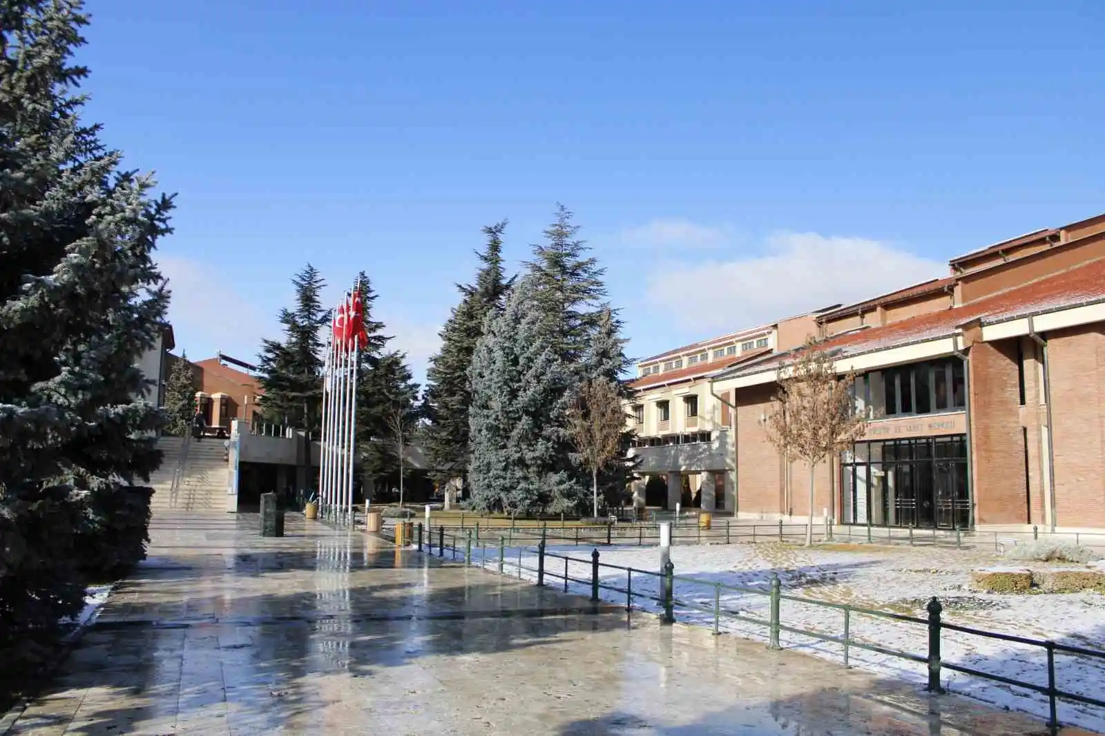 Anadolu Üniversitesi beyaza büründü
