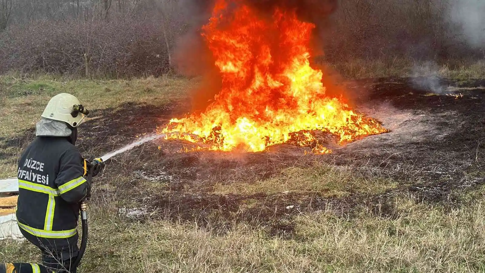 Anız yangınının büyümesini itfaiye engelledi
