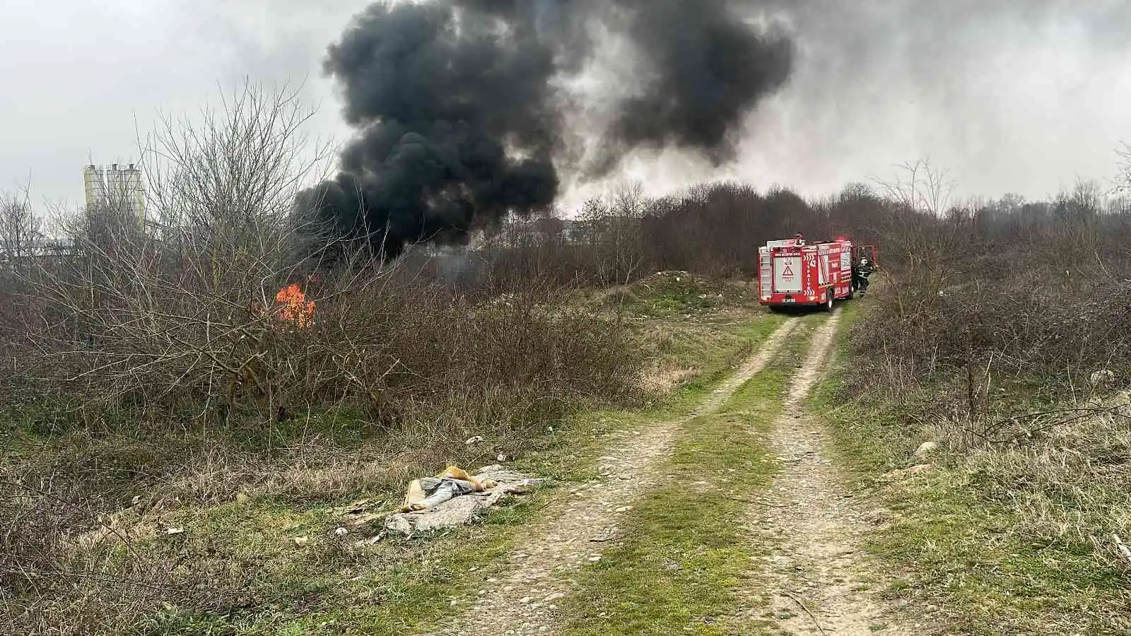 Anız yangınının büyümesini itfaiye engelledi
