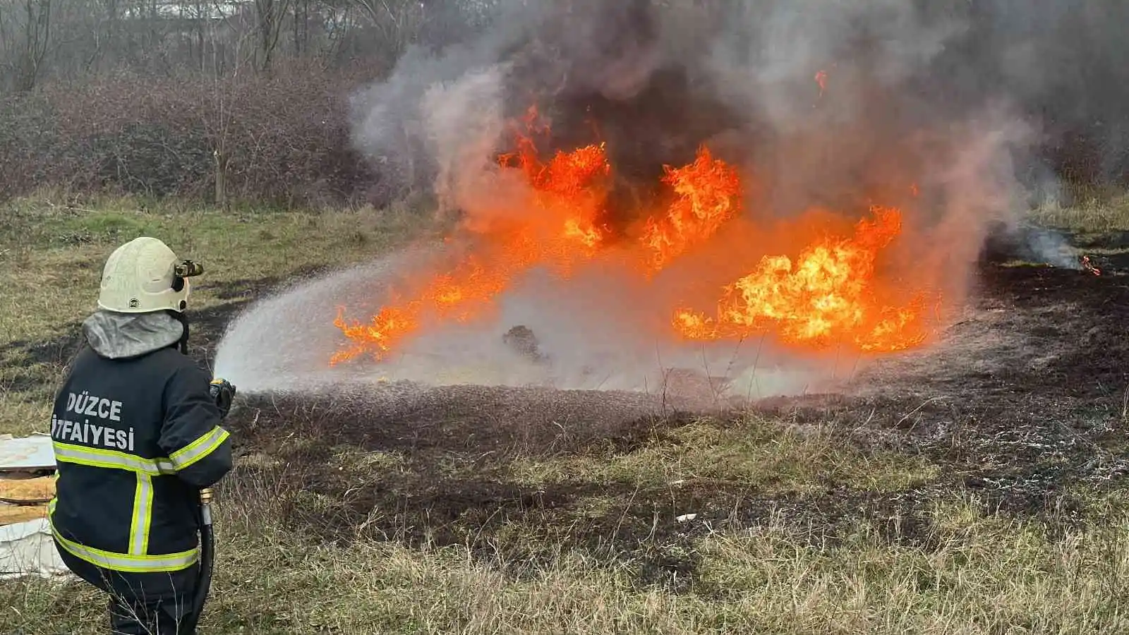 Anız yangınının büyümesini itfaiye engelledi
