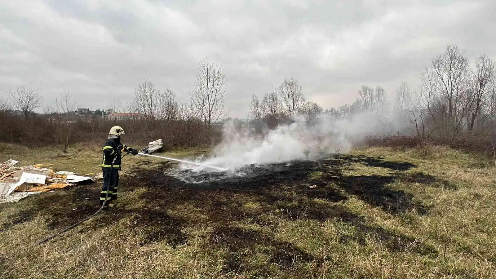 Anız yangınının büyümesini itfaiye engelledi

