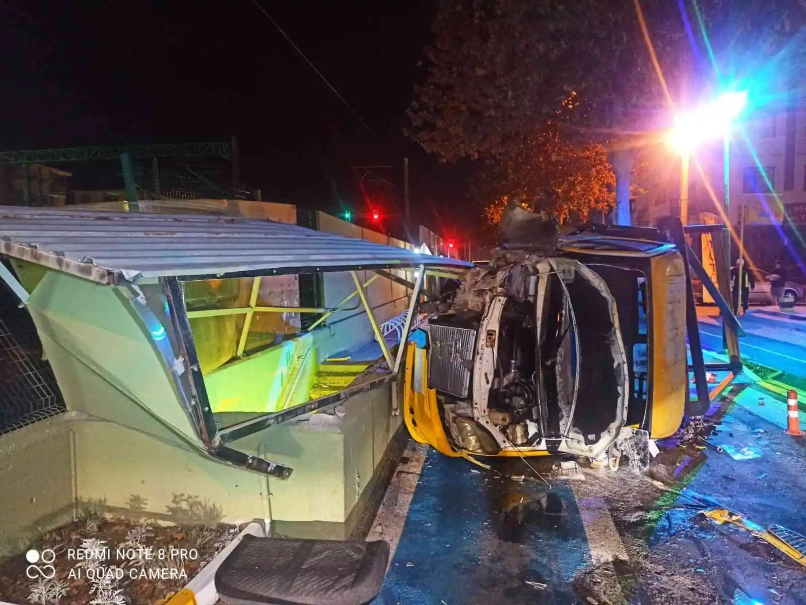 Ankara’da istasyon alt geçidine çarpan kamyon devrildi: 1 yaralı
