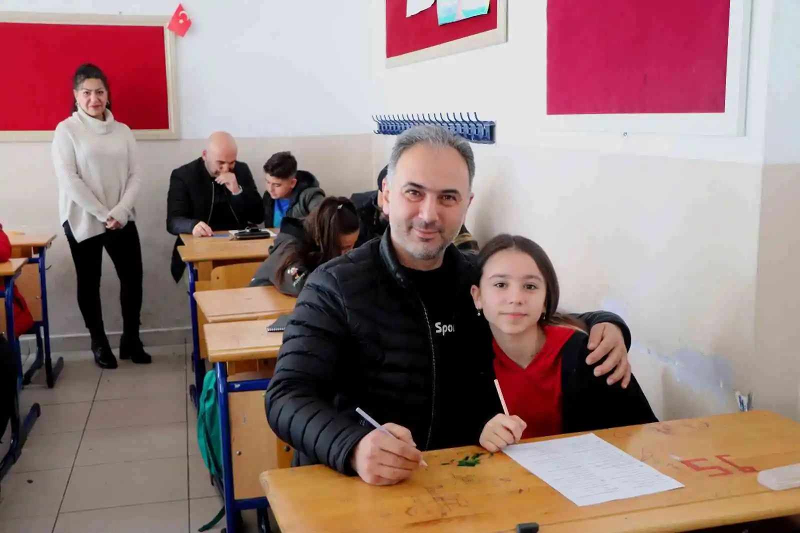 Anneanneler torunlarıyla aynı sırada sınava girdi
