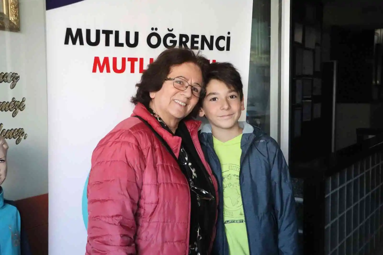 Anneanneler torunlarıyla aynı sırada sınava girdi