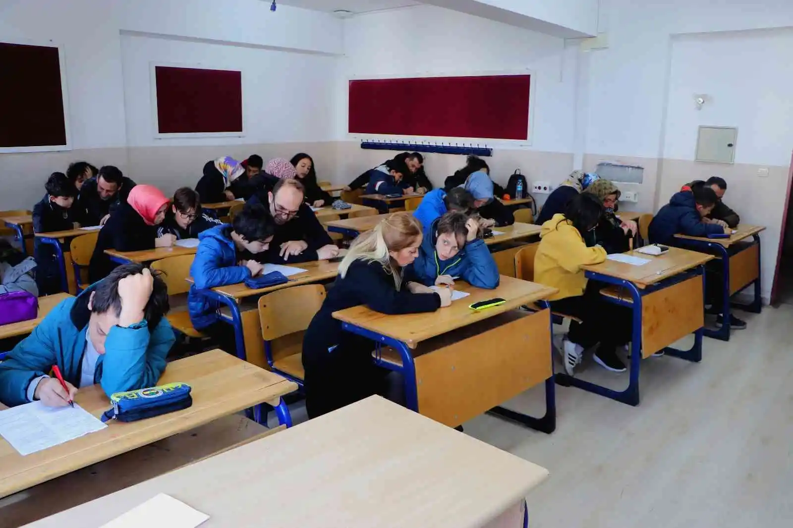Anneanneler torunlarıyla aynı sırada sınava girdi