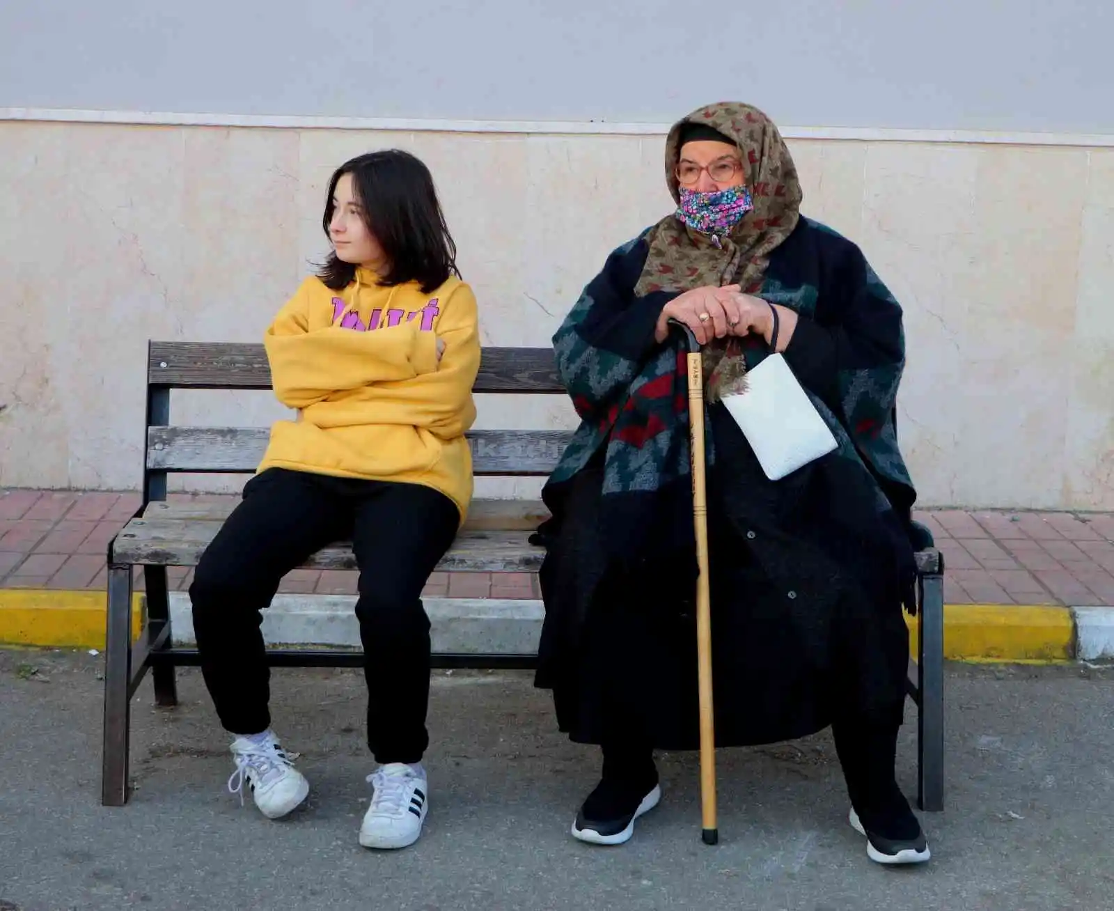 Anneanneler torunlarıyla aynı sırada sınava girdi