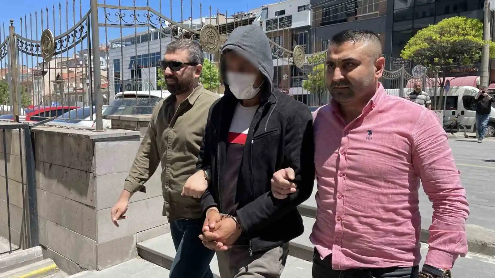 Annesini öldüren çocuk ve azmettirici olduğu iddia edilen babanın yargılandığı davada duruşma ertelendi