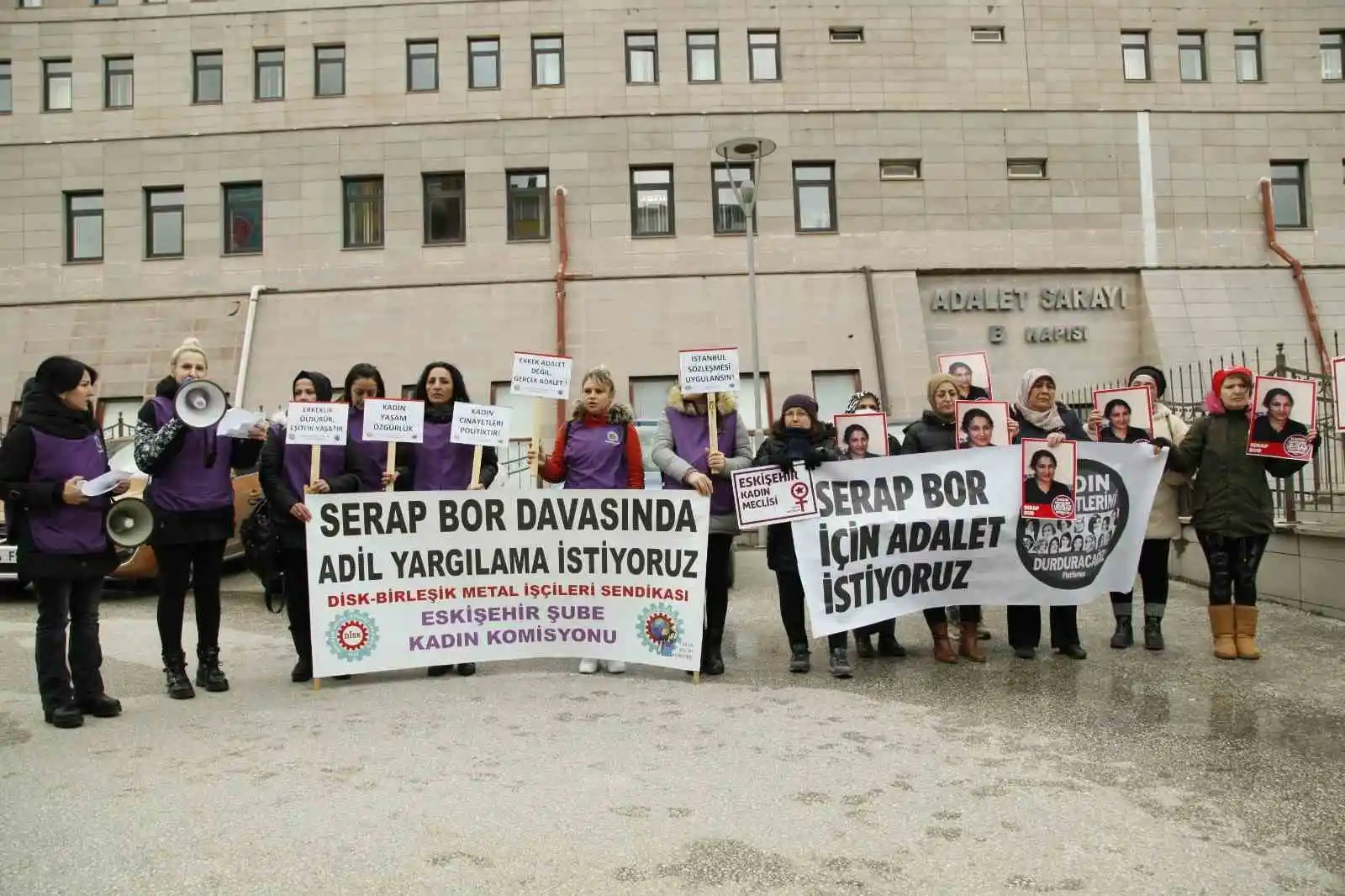 Annesini öldüren çocuk ve azmettirici olduğu iddia edilen babanın yargılandığı davada duruşma ertelendi
