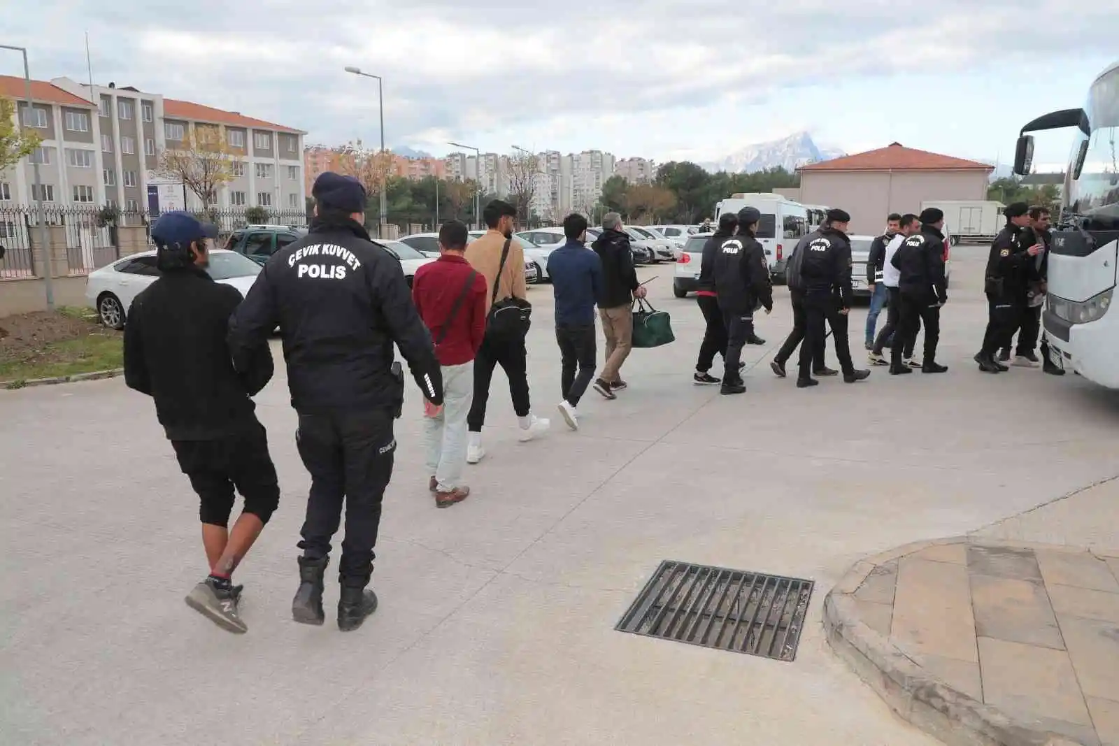 Antalya'da aranan 51 firari yakalandı
