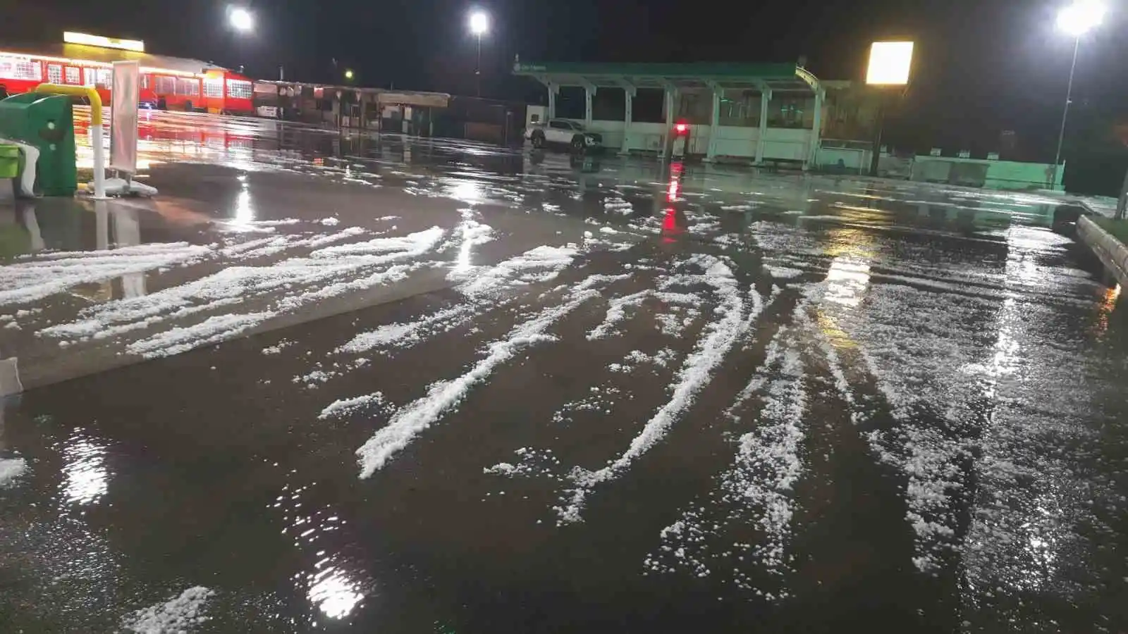 Antalya'da doludan kaçan araçlar akaryakıt istasyonlarına sağındı
