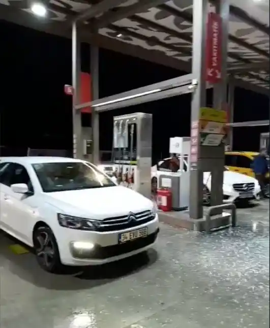 Antalya’da doludan kaçan araçlar akaryakıt istasyonlarına sağındı