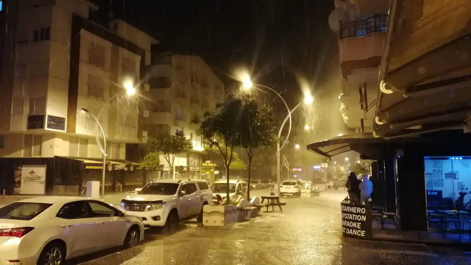 Antalya’da doludan kaçan araçlar akaryakıt istasyonlarına sağındı