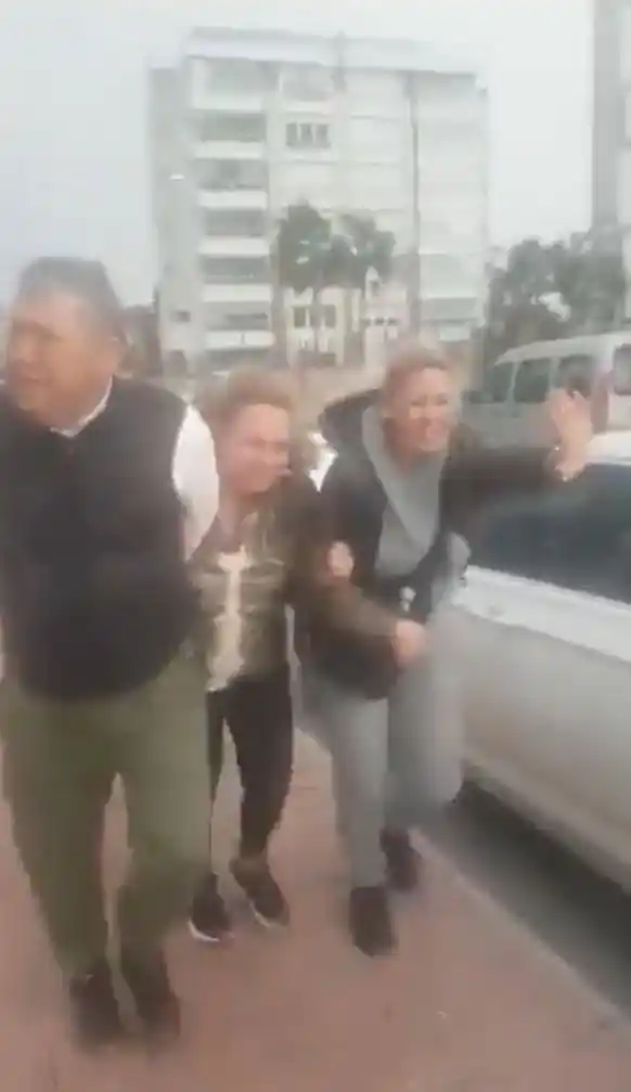 Antalya'da fırtınada evine gitmek isteyen vatandaşlar zor anlar yaşadı