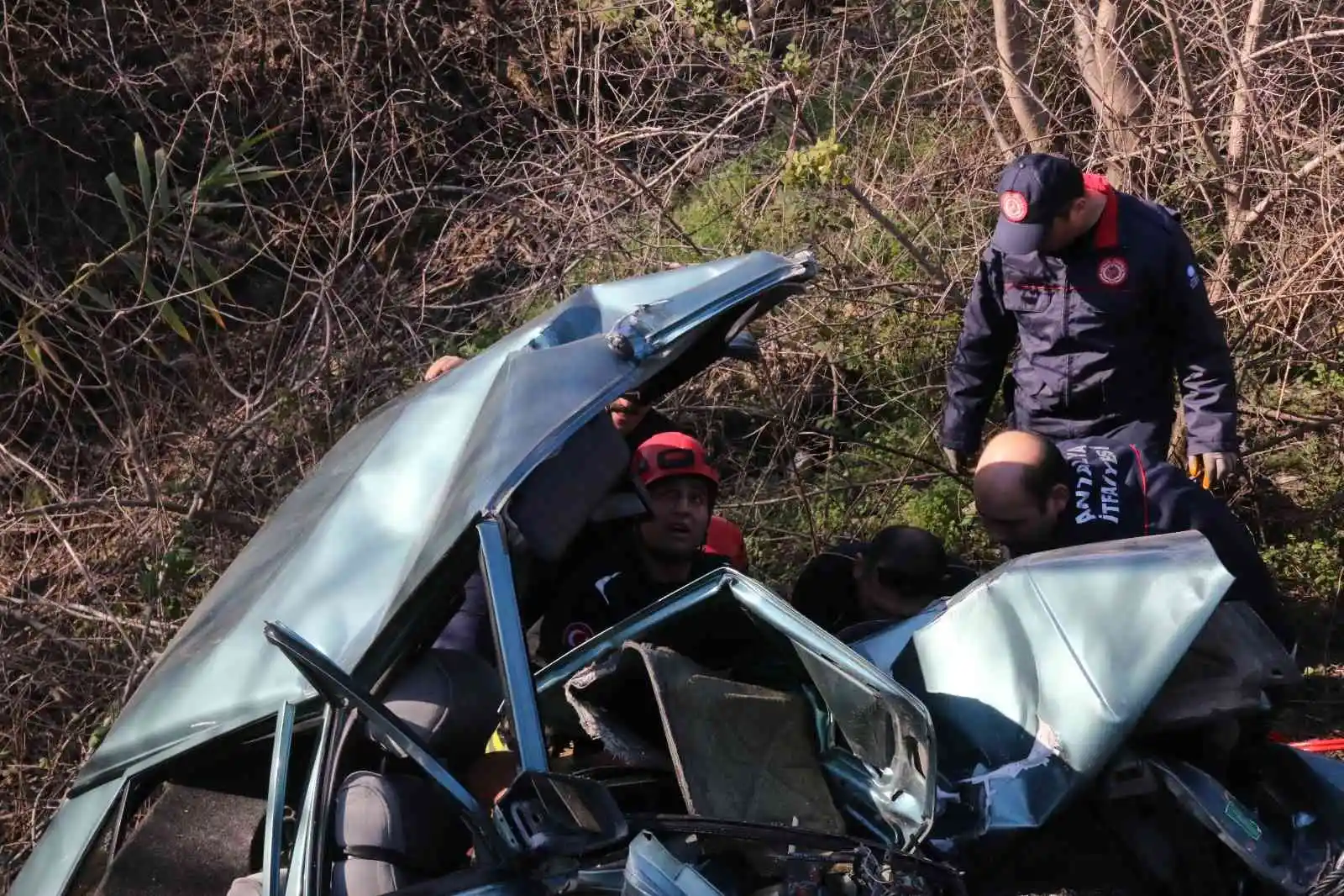 Antalya'da köprü demirine çarpan otomobilde babanın ardından, oğul da hayatını kaybetti