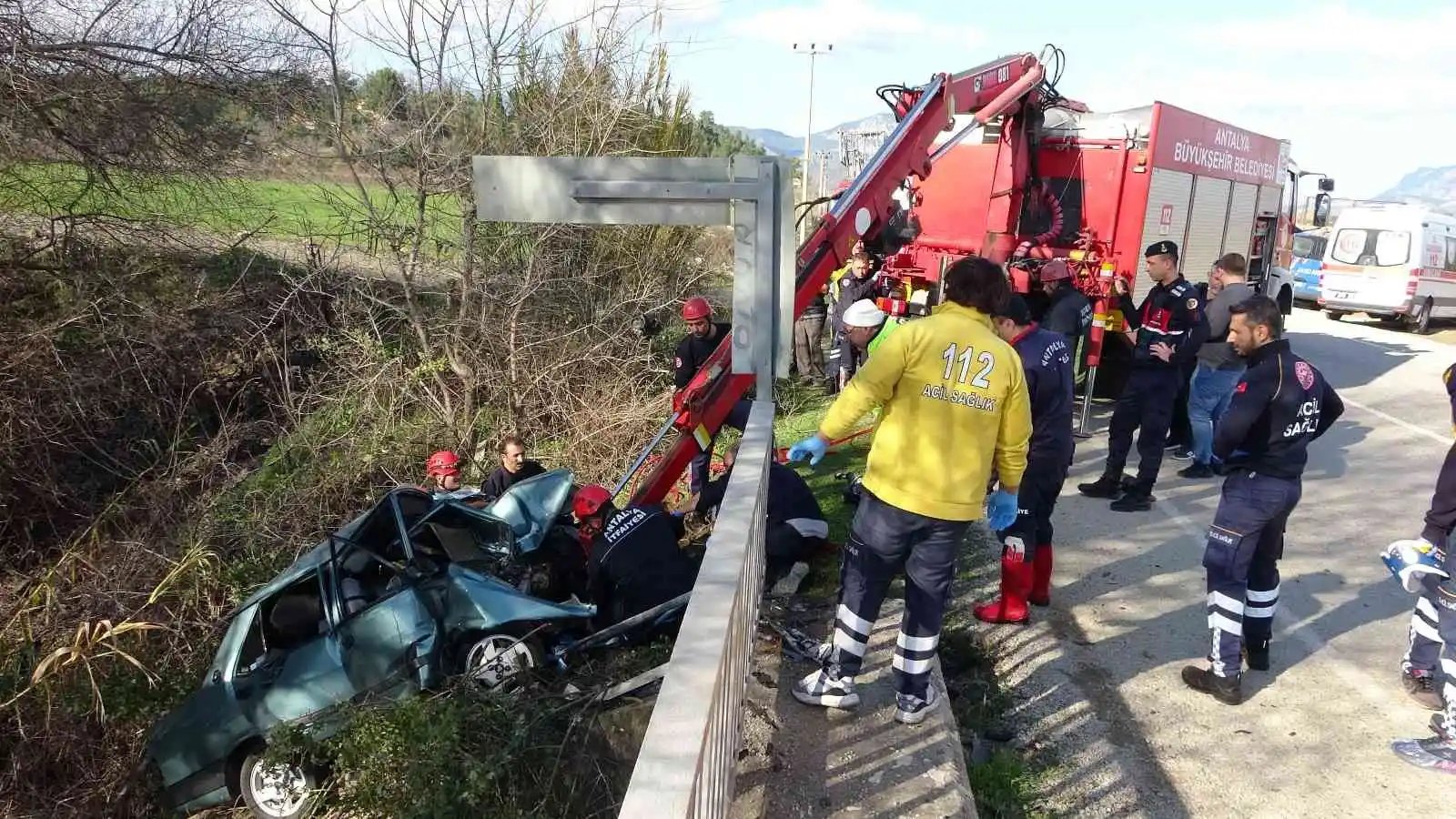 Antalya’da köprü demirine çarpan otomobilde babanın ardından, oğul da hayatını kaybetti