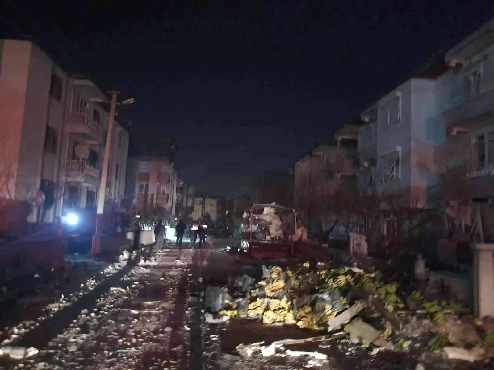 Antalya’da muz yüklü kamyonette sıkışan gaz patladı