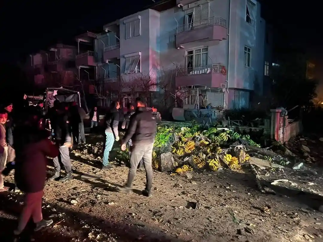 Antalya’da muz yüklü kamyonette sıkışan gaz patladı