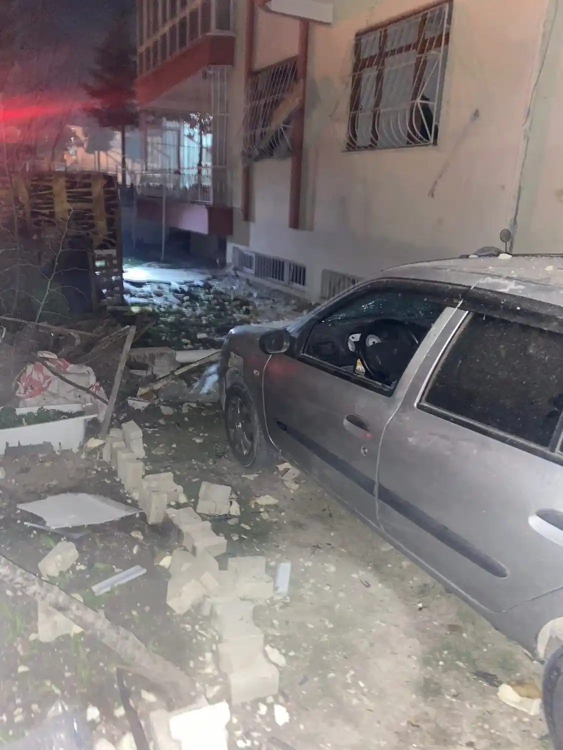 Antalya’da muz yüklü kamyonette sıkışan gaz patladı